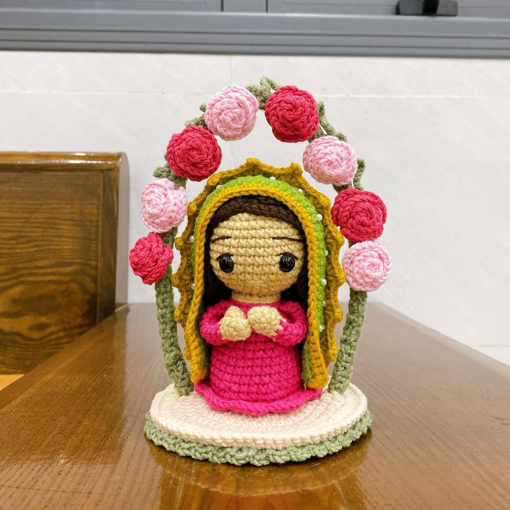 Crochet Virgin of Guadalupe Under Rose Arch | Handmade Catholic Gift | Marian Decor | 24 cm Religious Amigurumi | Spiritual Home Altar