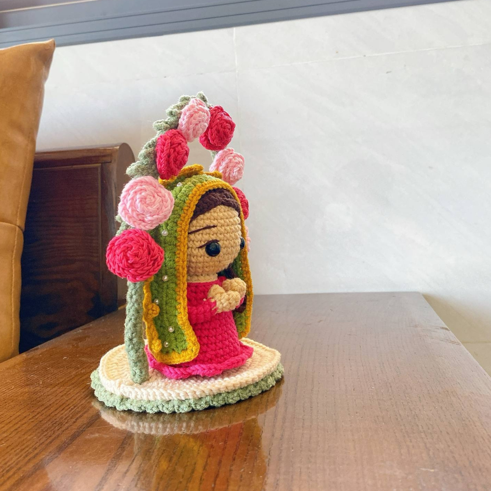 Crochet Virgin of Guadalupe Under Rose Arch | Handmade Catholic Gift | Marian Decor | 24 cm Religious Amigurumi | Spiritual Home Altar
